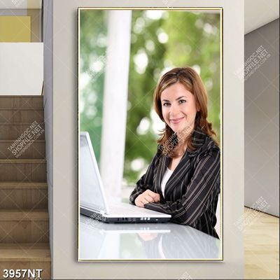 Tranh cô gái xinh đẹp trên bàn làm việc