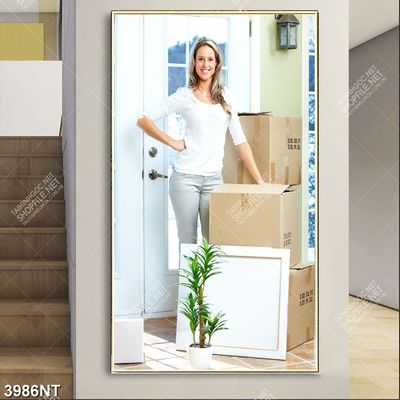 Tranh cô gái vui cười khi làm việc