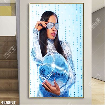 Tranh cô gái và quả cầu nghệ thuật