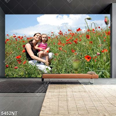 Tranh mẹ và bé ngồi trong vườn hoa