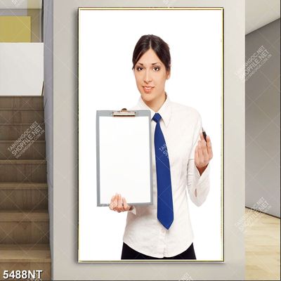 Tranh nữ nhân viên văn phòng