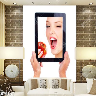 Tranh bức hình cô gái cầm quả táo