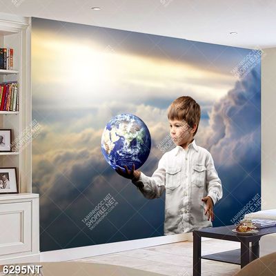Tranh trái đất trên tay cậu bé
