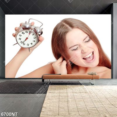 Tranh cô gái cầm đồng hồ
