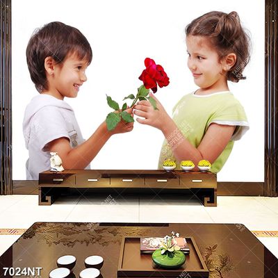 Tranh cậu bé tặng hoa hồng cho cô bé