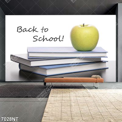 Tranh trái táo xanh đặt trên chồng sách