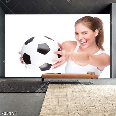 Tranh cô gái cầm quả bóng