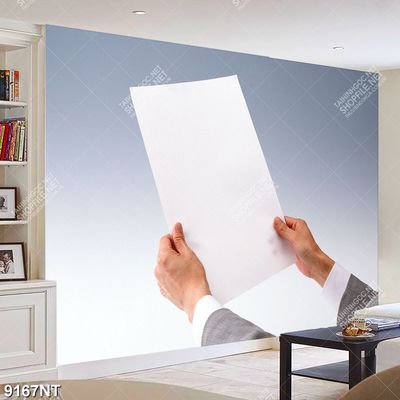 Tranh cầm giấy trắng trên tay