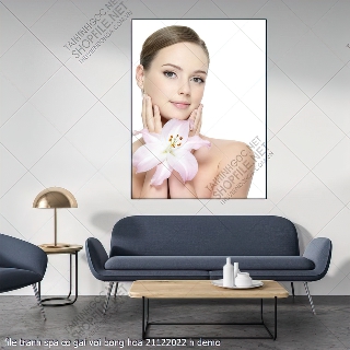 file tranh spa co gai voi bong hoa 21122022 h